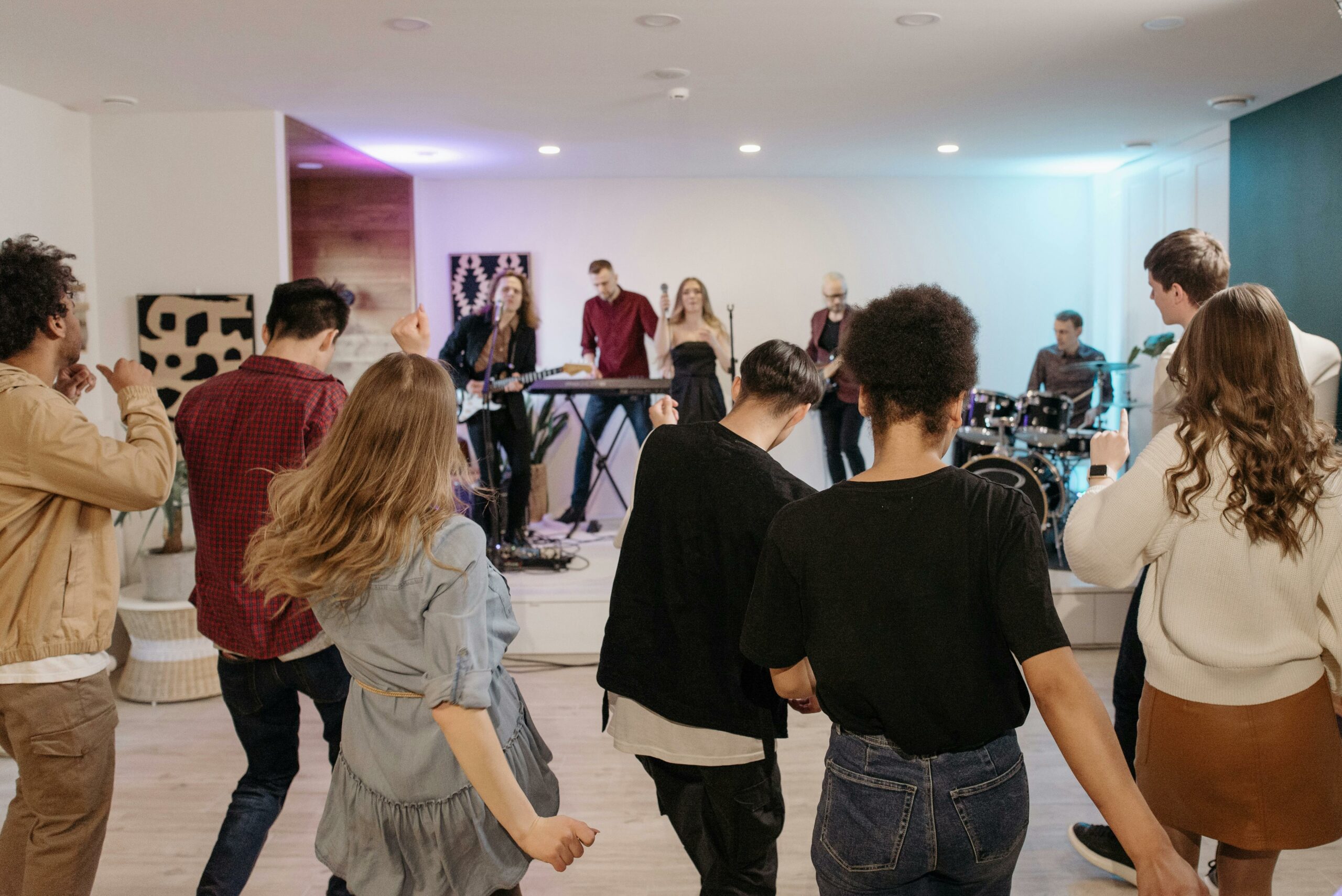 Curated cultural event formats for organisations and cultural programmes